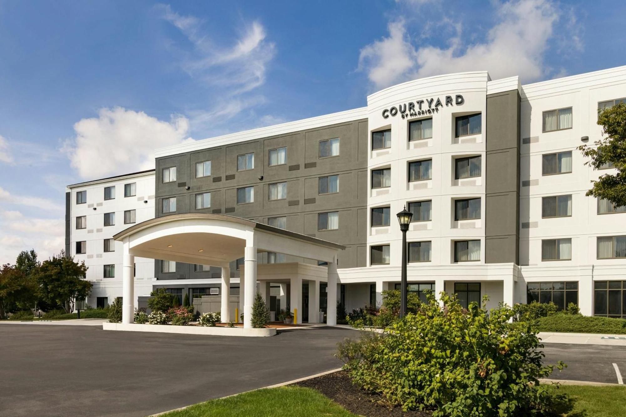 Courtyard Lancaster Hotel Fertility Exterior photo