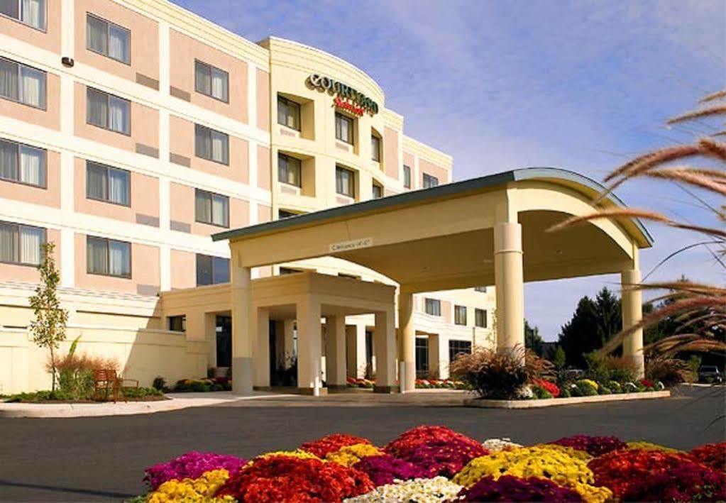 Courtyard Lancaster Hotel Fertility Exterior photo