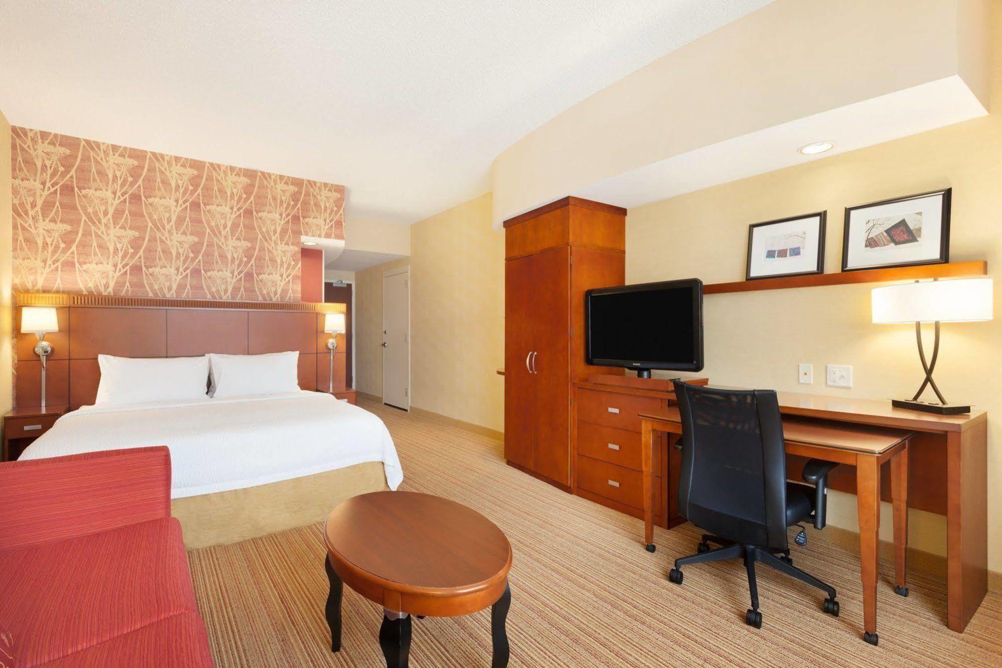 Courtyard Lancaster Hotel Fertility Exterior photo